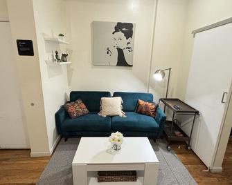 Beautiful 1 Bedroom in a Private Townhouse - 纽约 - 客厅