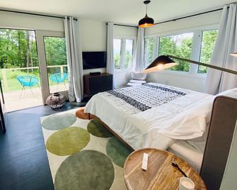 Granit House. Mid-Century Modern with Pool, View, & privacy.Dog and Kid friendly - 克洪克森 - 睡房