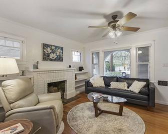 Beautiful home in prestigious East Sacramento - 萨克拉门托 - 客厅