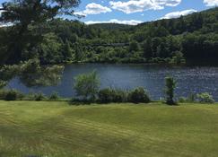 Quiet, beautiful waterfront property on Connecticut river with mountain views!!! - Monroe - 户外景观