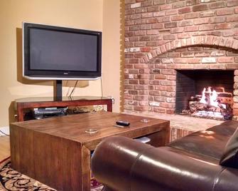 Cozy private basement suite with separate entrance, GREAT neighborhood! We own! - 夏洛特 - 客厅