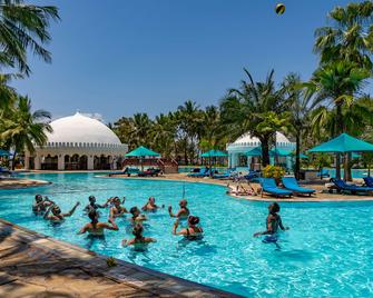 南棕榈海滩度假酒店 - 乌昆达 - 游泳池