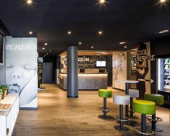 马拉加机场贝拉斯克斯大道宜必思快捷酒店 - 马拉加 - 酒吧