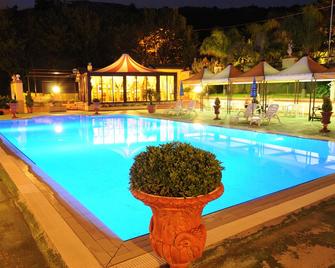拉哥伦比亚别墅酒店 - 阿格罗波利 - 游泳池