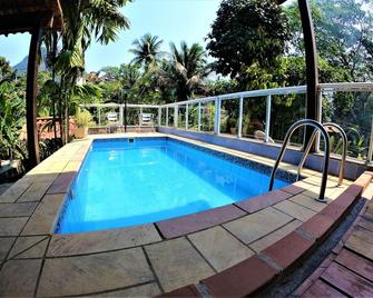 玛塔维尔任旅馆及青年旅舍 - Vila do Abraao - 游泳池