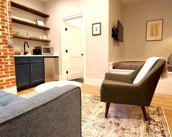 The Prince Suite at Prince Street Inn - 亚历山德里亚 - 客厅