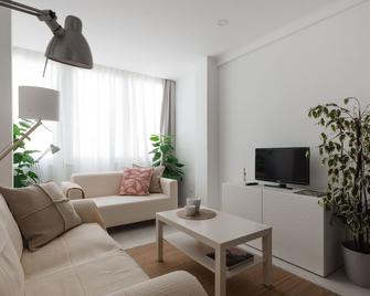 Renovated & Light Filled Near Belém, by TimeCooler - 里斯本 - 客厅