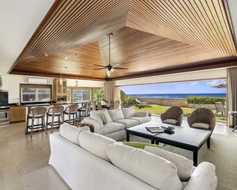 Hale Makai at Diamond Head: Stunning Oceanfront Estate w/Private Pool & AC - 檀香山 - 客厅