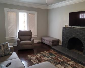 Spacious Colonial 3 bedroom near downtown - 圣安东尼奥 - 客厅