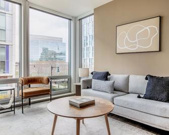 Bright East Cambridge 1BR w/ Gym & W/D, nr Lechmere T, by Blueground - 剑桥 - 客厅