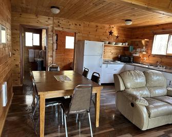 Red Lodge Resort 红色小屋度假村 - Mindemoya - 餐厅