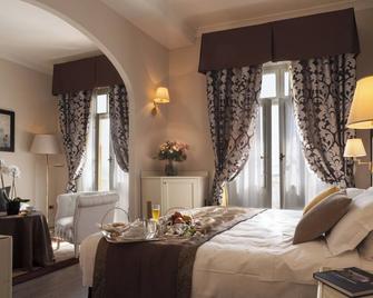 加尔多内大酒店 - 加尔多内-里维耶拉 - 睡房