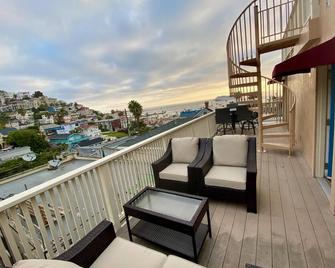 Catalina Two Bedroom View Home - 阿瓦隆 - 阳台