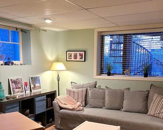 Super Cozy Garden Retreat - #25-156181\n - 温哥华 - 客厅