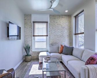 Sleek, Newly Updated Downtown San Marcos Apt! - 圣马科斯 - 客厅