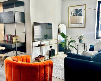 Winter discoun! Huge 2 bedroom in Little Italy - 纽约 - 客厅