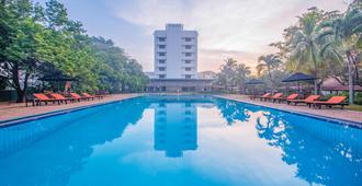 维凡塔可伦坡酒店 - 机场花园 - 加姆珀哈 - 游泳池