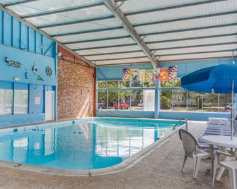 海恩尼斯美国最佳价值套房汽车旅馆 - 海恩尼斯 - 游泳池