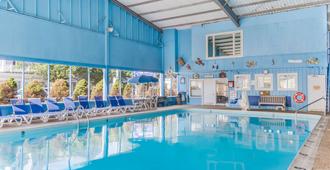 海恩尼斯美国最佳价值套房汽车旅馆 - 海恩尼斯 - 游泳池