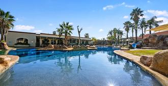 西斯塔品质度假酒店 - 奥尔伯里 - 游泳池