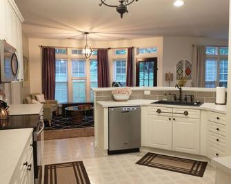 Lovely 4 Bed House in Desirable Community Near Shops - 夏洛特 - 厨房