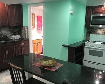5-min walk to Columbia Heights Metro 1BR Furnished English Basement Apartment DC - 华盛顿 - 厨房