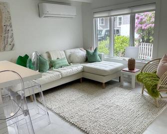 newly renovated house in Brandt Point, right near town and Children's Beach - 楠塔基特 - 客厅