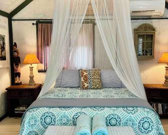 Fairy Tale Guest Cottage in Magic Garden by Pool - Bridgehampton - 睡房