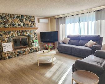 Crescent Beach Retreat: Cozy 4br House - 安吉利斯港 - 客厅