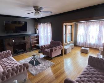 Travel Nurse/ Health Professional 3-Bed Apartment - 芝加哥 - 客厅