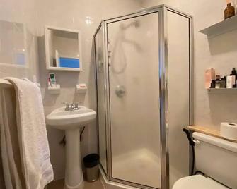 Unique luxury in Bushwick! 15 min to NYC 3BR/2BA - 布鲁克林 - 浴室