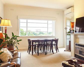 Two Bedr Art Deco Flat - East Melb - 5min to MCG - 墨尔本 - 餐厅