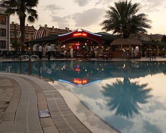 安纳塔西亚俱乐部酒店 - 马尔马里斯 - 游泳池