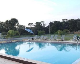企业汽车旅馆 - 基西米 - 游泳池