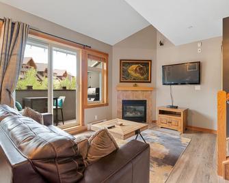 Canmore Penthouse Loft / Round Heated Outdoor Pool - 坎莫尔 - 客厅