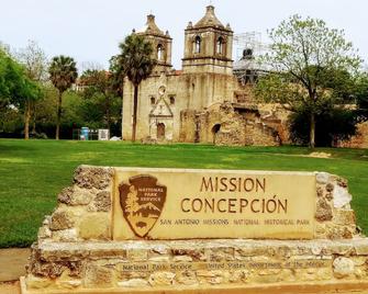 Bonita Casita 15 min Downtown \nNear Texas A&M University & Historic Missions. - 圣安东尼奥 - 建筑