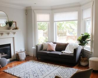 Stunning Mount Pleasant Home in Vancouver - 温哥华 - 客厅