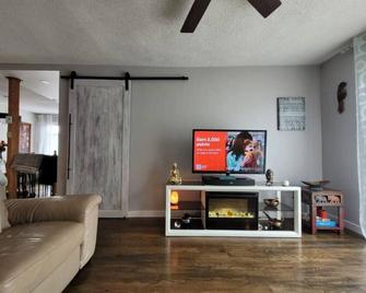 Charming Home, 15 Minutes to the Parliament - 加蒂诺 - 客厅