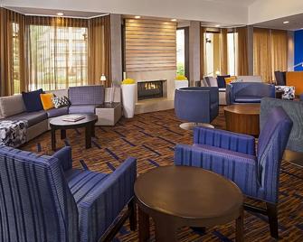 Affordability Meets Comfort! Spacious and Modern Suite, Pet-friendly, Pool! - 夏洛特 - 休息厅