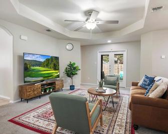 Prime Getaway! Lackland Bmt Sea World Downtown - 圣安东尼奥 - 客厅