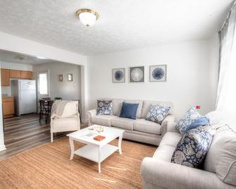 Close to VT - 4Bdrm, Sleeps 10 - 布莱克斯堡 - 客厅