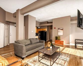 2 bath Prkg+Gym+Sauna Perk Plaza +30 Day - 克利夫兰 - 客厅