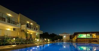 尼瑞埃蒂斯酒店 - 耶奥伊乌波利斯 - 游泳池