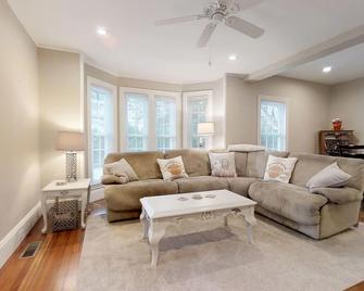 Exceptional Historic \'The Wakefield\' in town. Narragansett Beaches-3 mi-Rec Room - 南金斯敦 - 客厅