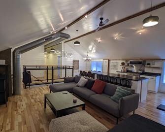 Hay Loft in Historic Barn - 4 Minutes to Legoland / Racetrack Views - 歌珊 - 客厅