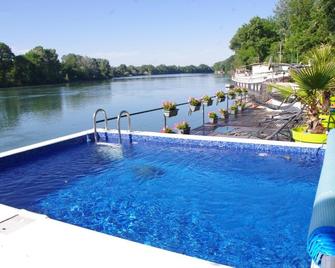 盆尼施勒哈撒德酒店 - 阿维尼翁 - 游泳池