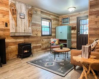 The Cabin Maine Experience Walk Downtown - 弗赖堡 - 客厅