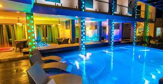 埃洛伊萨皇家套房酒店 - 拉普拉普市 - 游泳池