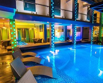 埃洛伊萨皇家套房酒店 - 拉普拉普市 - 游泳池