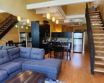 Condo in San Jose's Upscale Santana Row \nLuxurious 2 Story Loft View of the ROW - 圣何塞 - 客厅